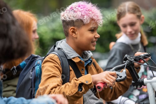 Vorschau: Gruppe von Teenagern, die ihre Fahrräder holen, um nach Hause zu fahren