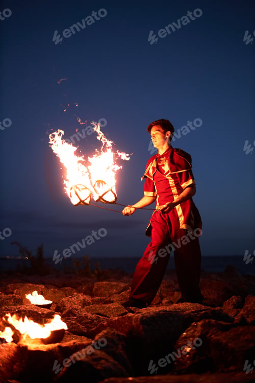 Preview: Fire show artist juggling fire