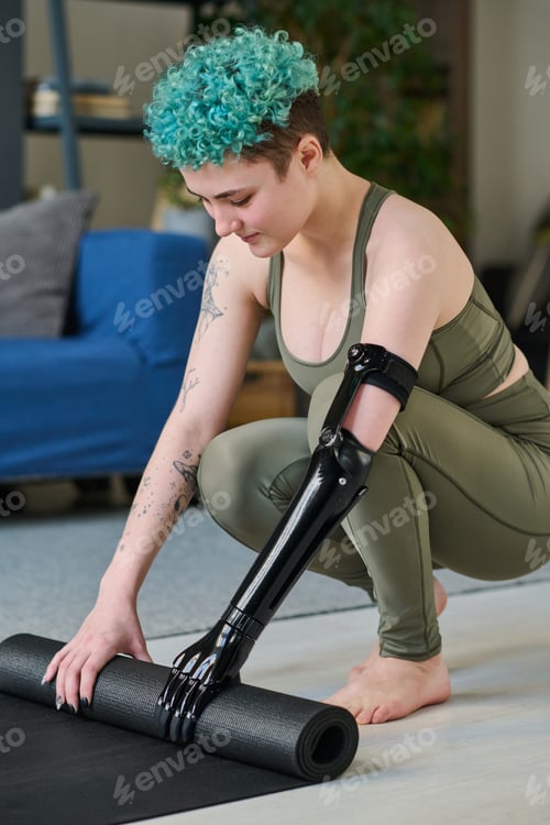 Preview: Woman preparing for sport training