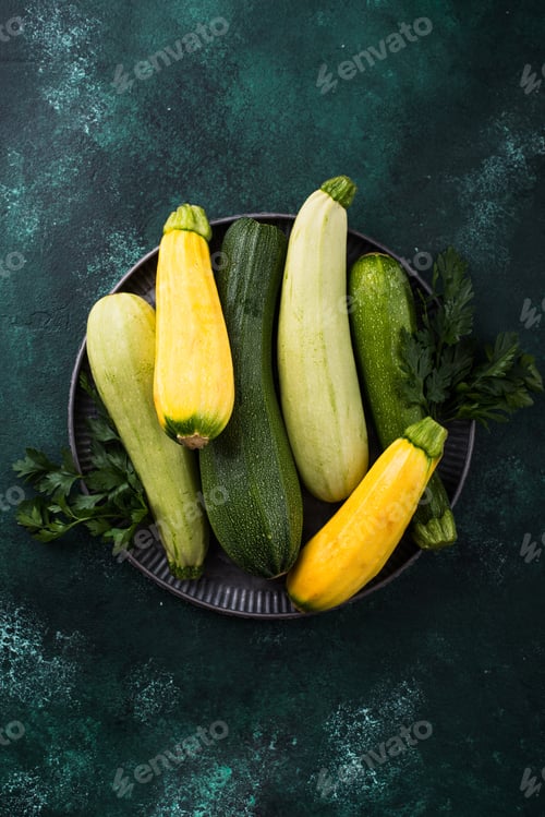 Vista previa: Assortment of different color of zucchini