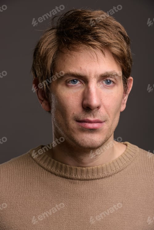 Preview: Portrait of handsome man against gray background