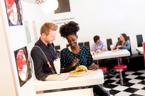 Preview: Couple eating in diner