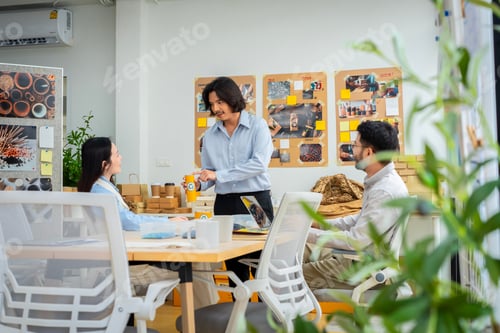 Preview: Group of young male and female business people in the office