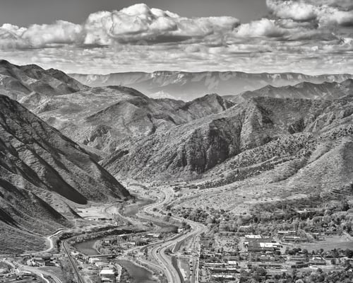 Preview: Black and white aerial picture of Glenwood Springs in Colorado.