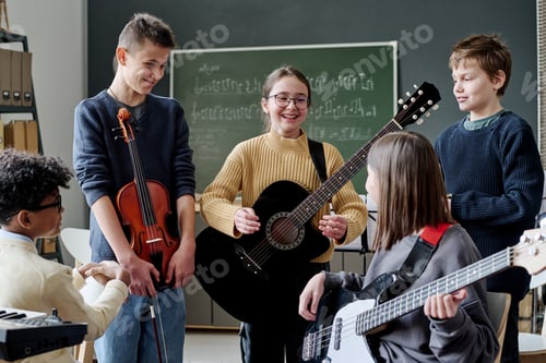 Preview: Middle School Students At Music Class