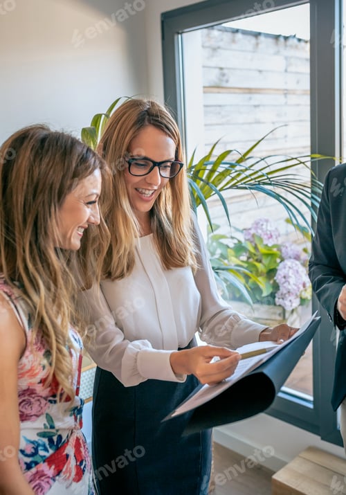 Preview: Businesswomen having an informal work meeting