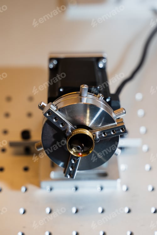 Preview: Jeweler laser engraving gold ring with high accuracy.
