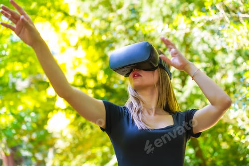 Visualização: Mulher com óculos de realidade virtual curtindo a natureza, imaginando-se no mundo futurista