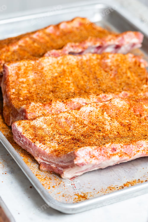 Vista previa: Chef puts spices on the raw piece of meat