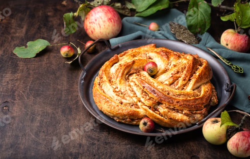 Preview: Twisted pie with apple and cinnamon filling