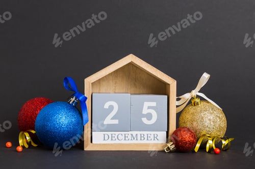 Visualização: 25 de dezembro. Composição de Natal em fundo colorido com um calendário de madeira