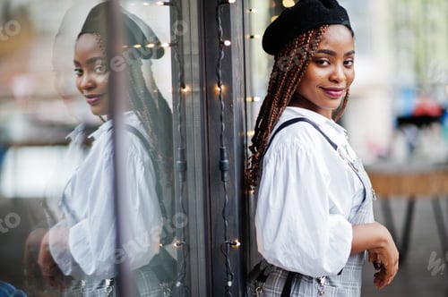 Preview: Black beret woman