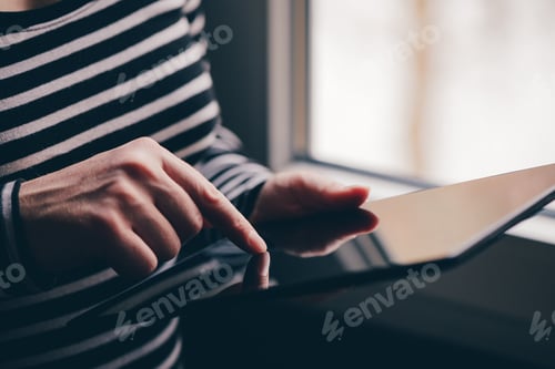 Preview: Woman using tablet computer