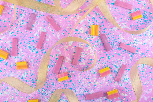 Preview: Golden ribbons and scattered bubblegums all over a colorful background