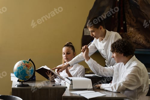 Preview: Pupils interact and study geography using books and globe