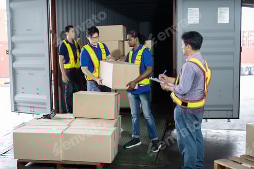 Preview: 4 men Warehouse worker open doors steel 40 feet container