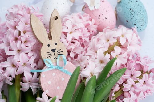 Vista previa: Búsqueda de huevos con conejo blanco de Pascua