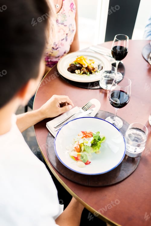 Preview: High angle view of man having lobster salad in restaurant