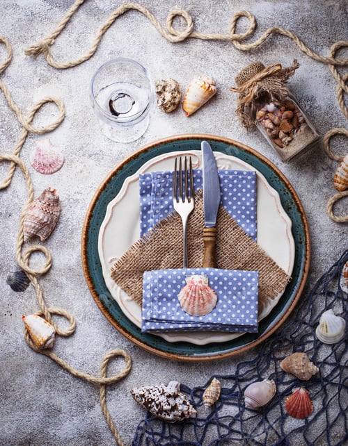 Preview: Marine style table setting with sea shells, fishnet and rope