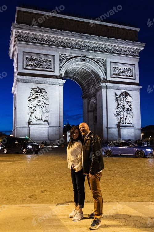 Preview: A couple poses outside the Arc De Triomphe in Paris, France
