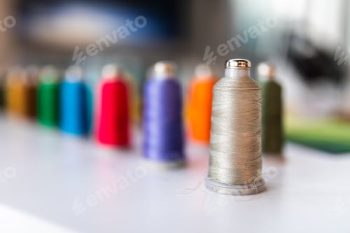 Preview: Table with balls of thread