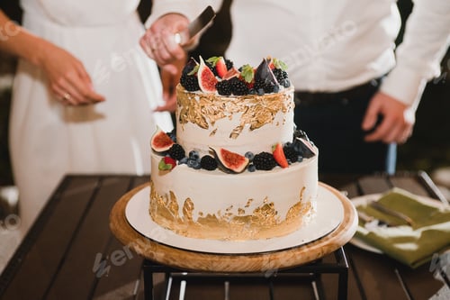 Preview: Stylish modern wedding cake.