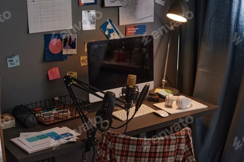 Preview: Table with computer and microphone for work