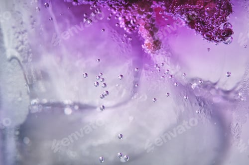 Preview: Ice with lilac colored tonic