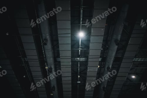 Vorschau: Im Inneren des Gebäudes befinden sich Luftleitungen, die von der Decke baumeln.
