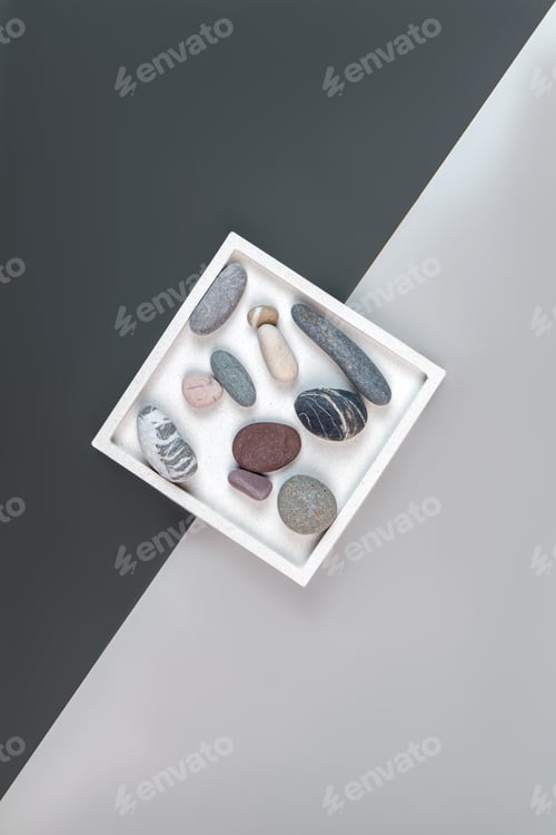 Preview: top view of square caramic tray with seasells on gray background. Interior decoration