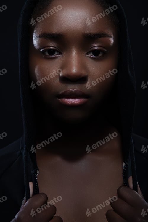 Preview: Cool and serious woman with dark skin and attitude wearing hoodie