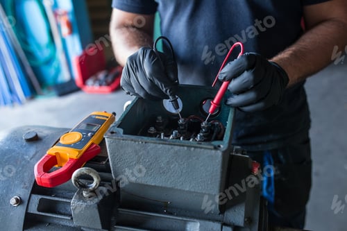 Preview: Mechanic fixing a compressor engine