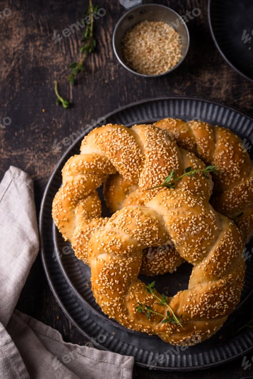 Preview: Traditional Turkish bagel simit with sesame