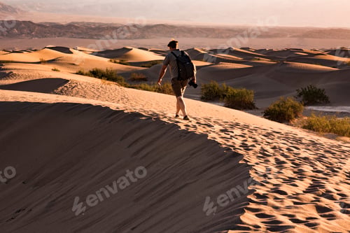 Preview: USA, Californien, Death Valley, Death Valley National Park, Mesquite Flat Sand Dunes, man walking on