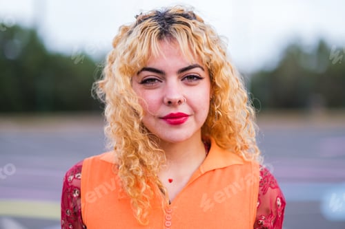 Vista previa: Retrato de una adolescente con ropa colorida y maquillada