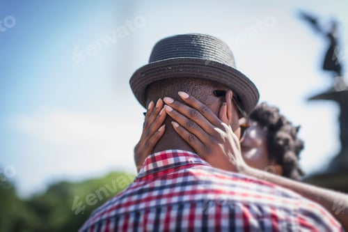 Preview: Close up of young couple kissing next to Bethesda fountain, Central Park, New York City, USA
