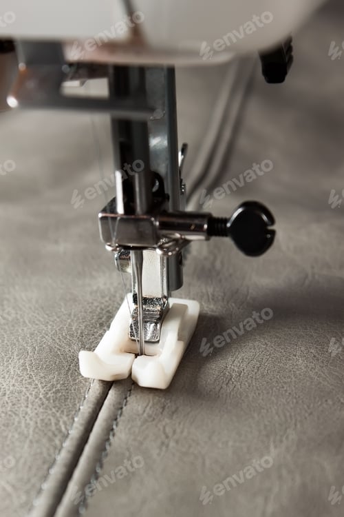 Preview: sewing machine presser foot and item of clothing