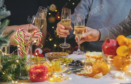 Preview: Champagne in hand against the background of the Christmas tree. People. Selective focus.
