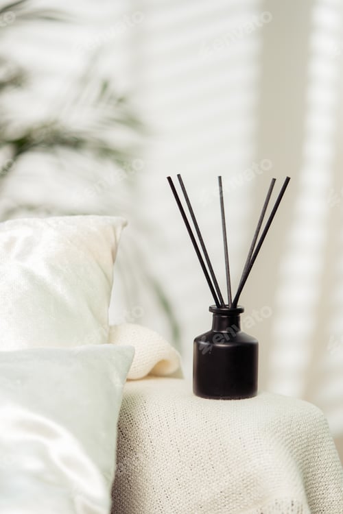 Preview: Aroma diffuser bottle with sticks in living room