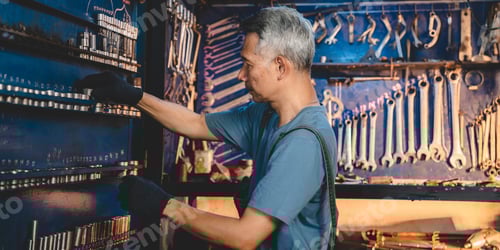 Preview: Concentrated technician and experienced car engine repair specialist, Confident Asian man