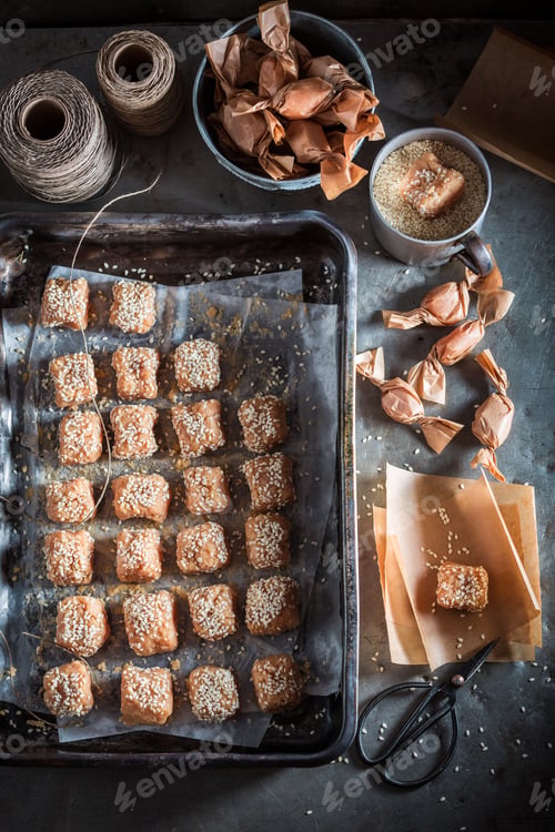 Preview: Homemade and square fudge made of milk and sesame