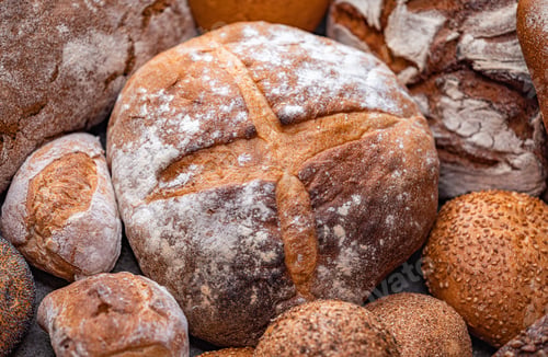 Preview: Freshly baked natural bread is on the kitchen table.
