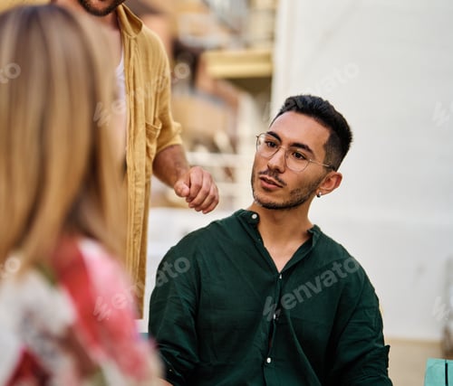 Visualização: Jovens se divertindo ao ar livre