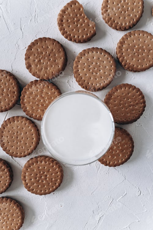 Preview: Milk with cookies: a delicious and healthy snack for adults and children!
