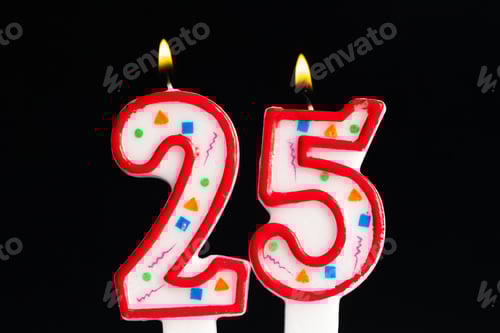 Visualização: Comemorando um marco com velas coloridas para uma festa de 25 anos