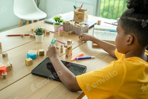 Visualização: Grupo de crianças afro-americanas do ensino fundamental, meninos e meninas do ensino fundamental, estão estudando em sala de aula.