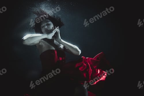 Preview: Woman underwater
