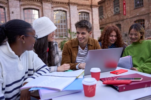 Visualização: Grupo de estudantes, alunos do ensino médio se reúnem no refeitório da faculdade, discutem tópicos, trabalham juntos