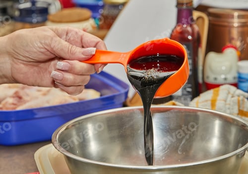Preview: Chef pours soybean oil and teriyaki sauce into the chicken leg marinade bowl
