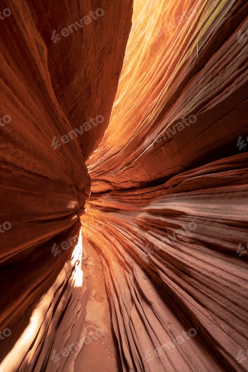 Preview: Vertical shot of sandstone rock in Arizona in daylight